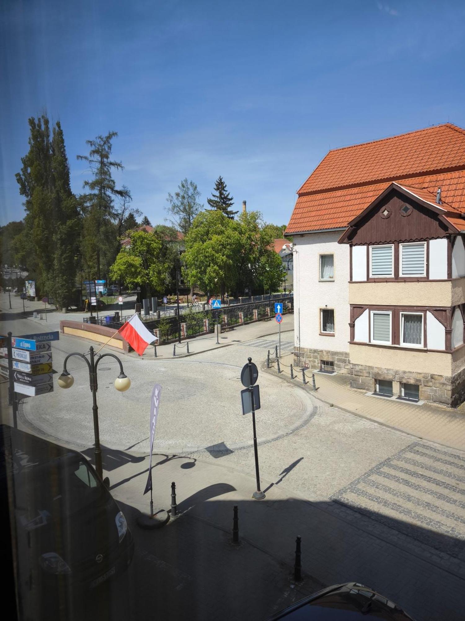 Uroczy Apartament Przy Deptaku Z Parkingiem. Polanica-Zdrój Eksteriør billede